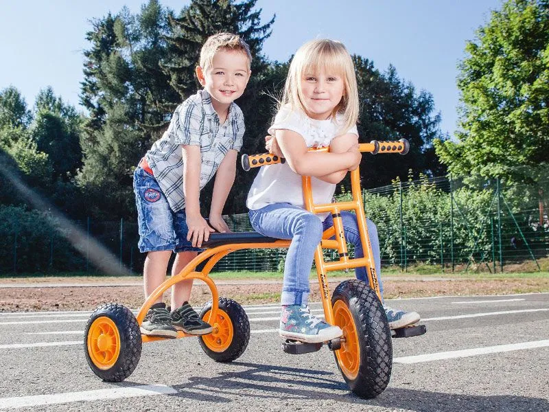 TopTrike Dreirad Rookie mit fröhlich spielenden Kindern TopTrike Dreirad Rookie mit fröhlich spielenden Kindern